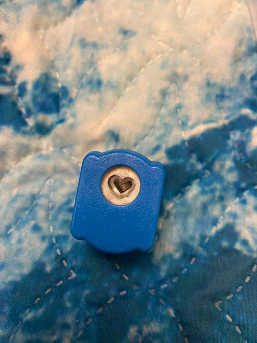 Фотография покупателя товара Дырокол фигурный кнопка "Сердечко" d=1,5 см 4,3х4х3 см МИКС