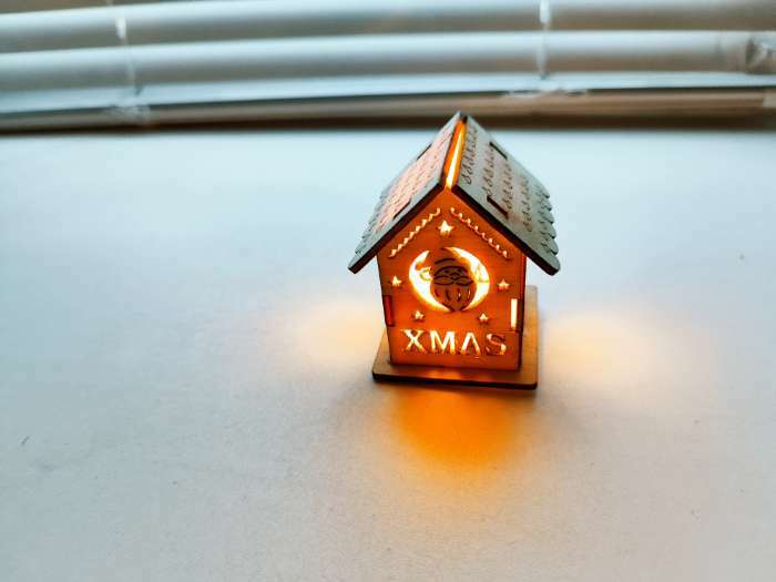 Фотография покупателя товара Ёлочная игрушка «Домик с Дедом Морозом», от батареек, свечение тёплое белое - Фото 3