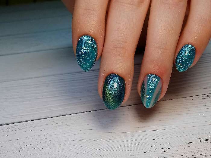 Фотография покупателя товара Гель-лак для ногтей "Искрящийся бриллиант", трёхфазный LED/UV, 10мл, цвет 002 голубой