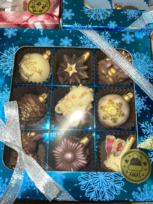 Фотография покупателя товара Коробка для конфет «Снежинки», 14.7 х 14.7 х 3.5 см - Фото 5