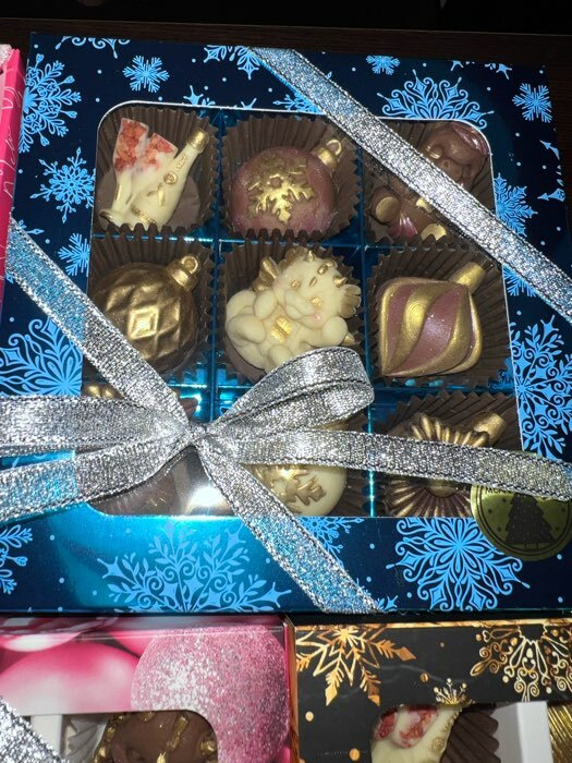 Фотография покупателя товара Коробка для конфет «Снежинки», 14.7 х 14.7 х 3.5 см - Фото 2