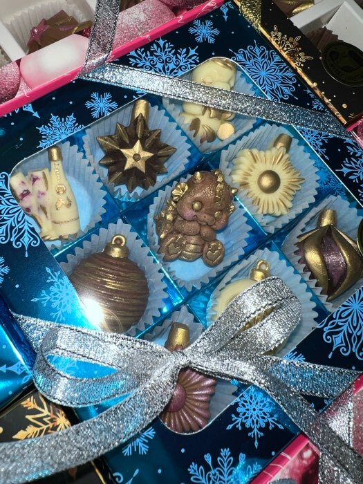 Фотография покупателя товара Коробка для конфет «Снежинки», 14.7 х 14.7 х 3.5 см - Фото 4