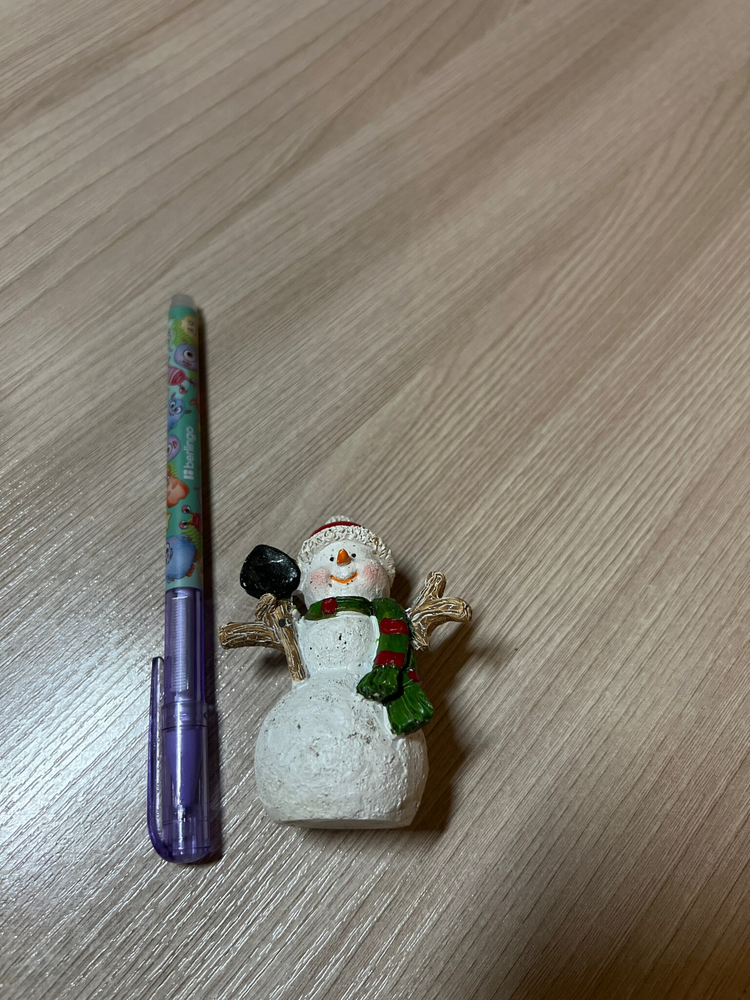 Фотография покупателя товара Сувенир полистоун "Снеговик в красной шапке, с лопатой" 5,5х3х7,5 см
