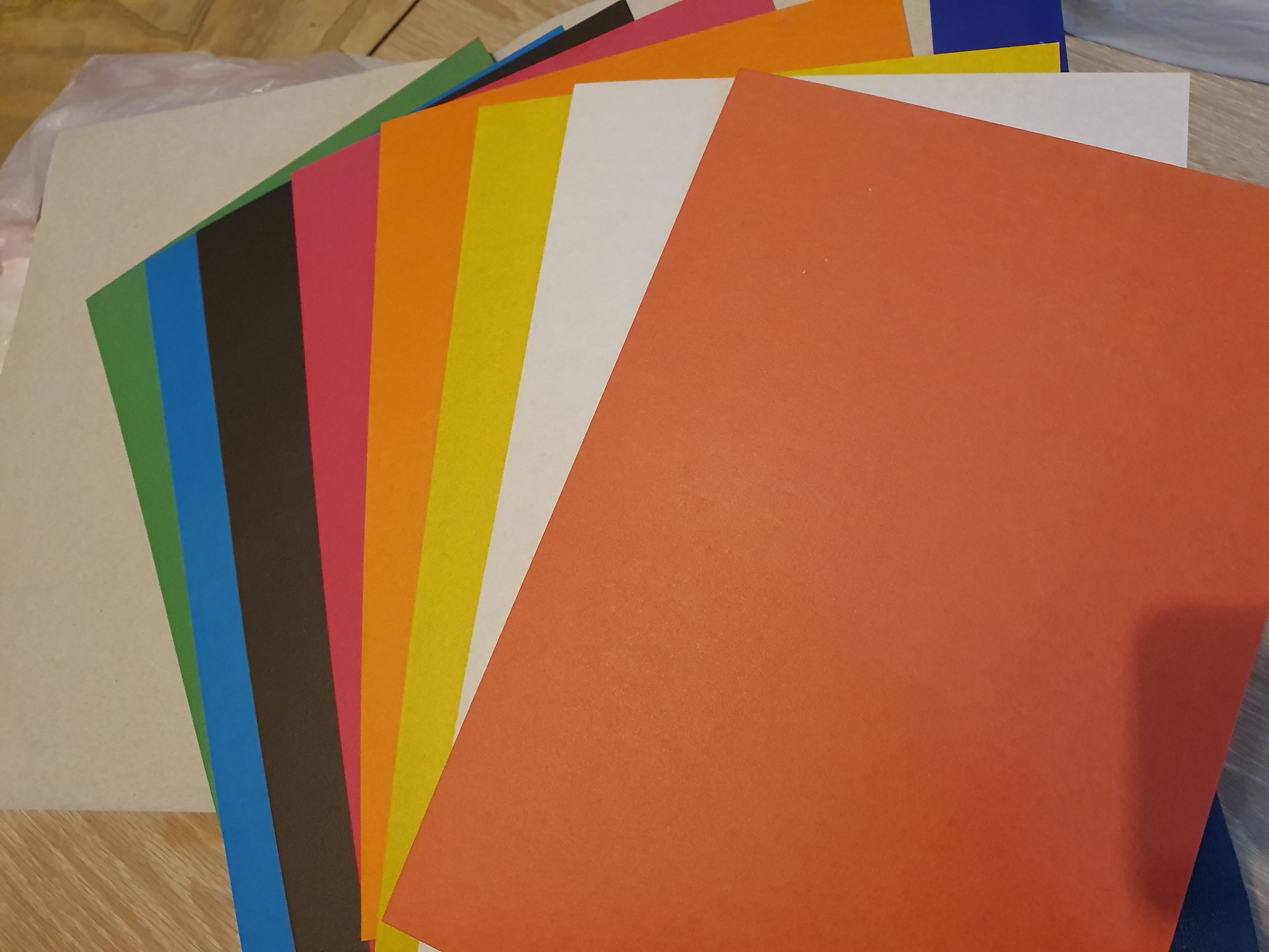 Фотография покупателя товара Картон цветной А4, 8 листов, 8 цветов, немелованный 370 г/м2, в папке - Фото 1