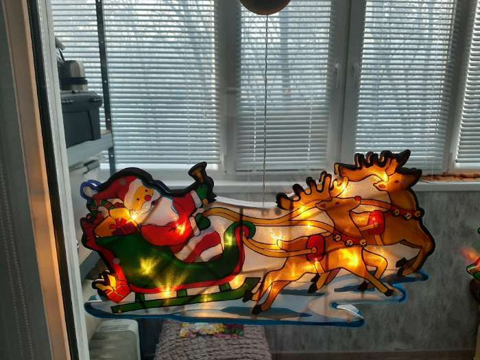 Фотография покупателя товара Светодиодная фигура на присоске «Дед Мороз в санях» 44×25 см, пластик, батарейки АААх3 (не в комплекте), свечение тёплое белое - Фото 2