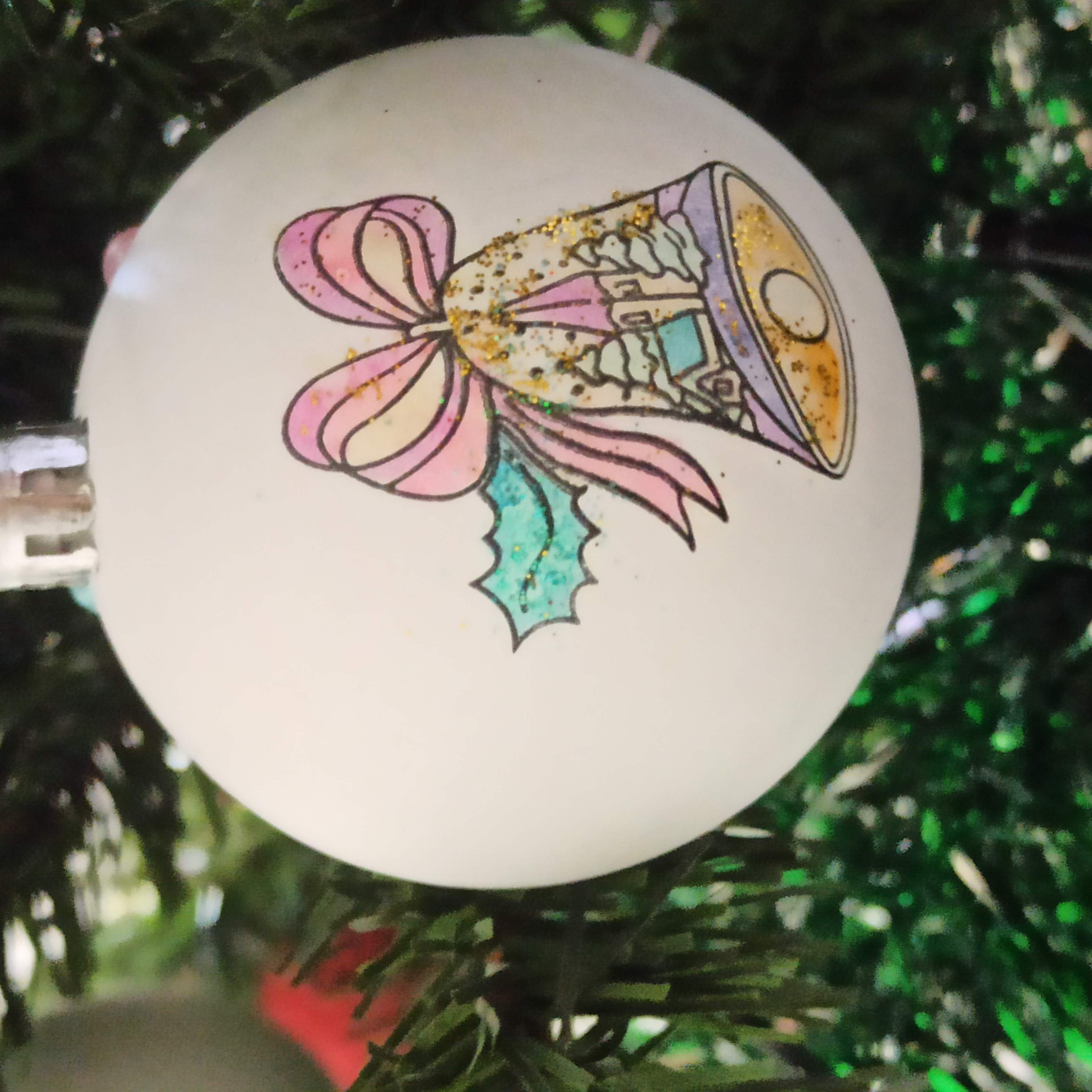 Фотография покупателя товара Новогоднее ёлочное украшение под роспись «Колокольчик» размер шара 6 см - Фото 1
