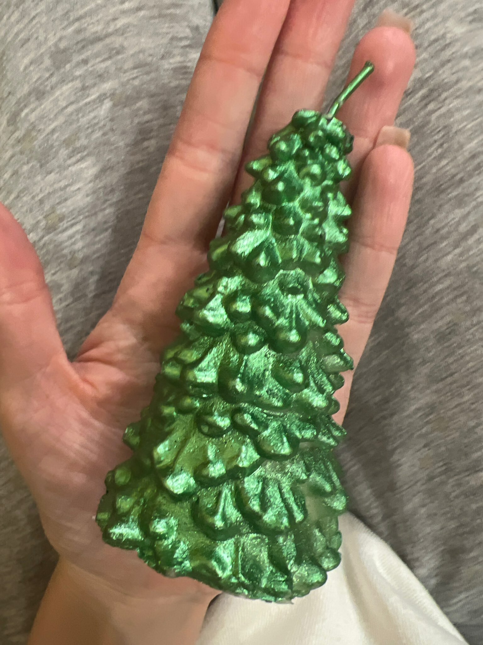 Фотография покупателя товара Свеча новогодняя "Ёлка" 10х5см, зелёный металлик