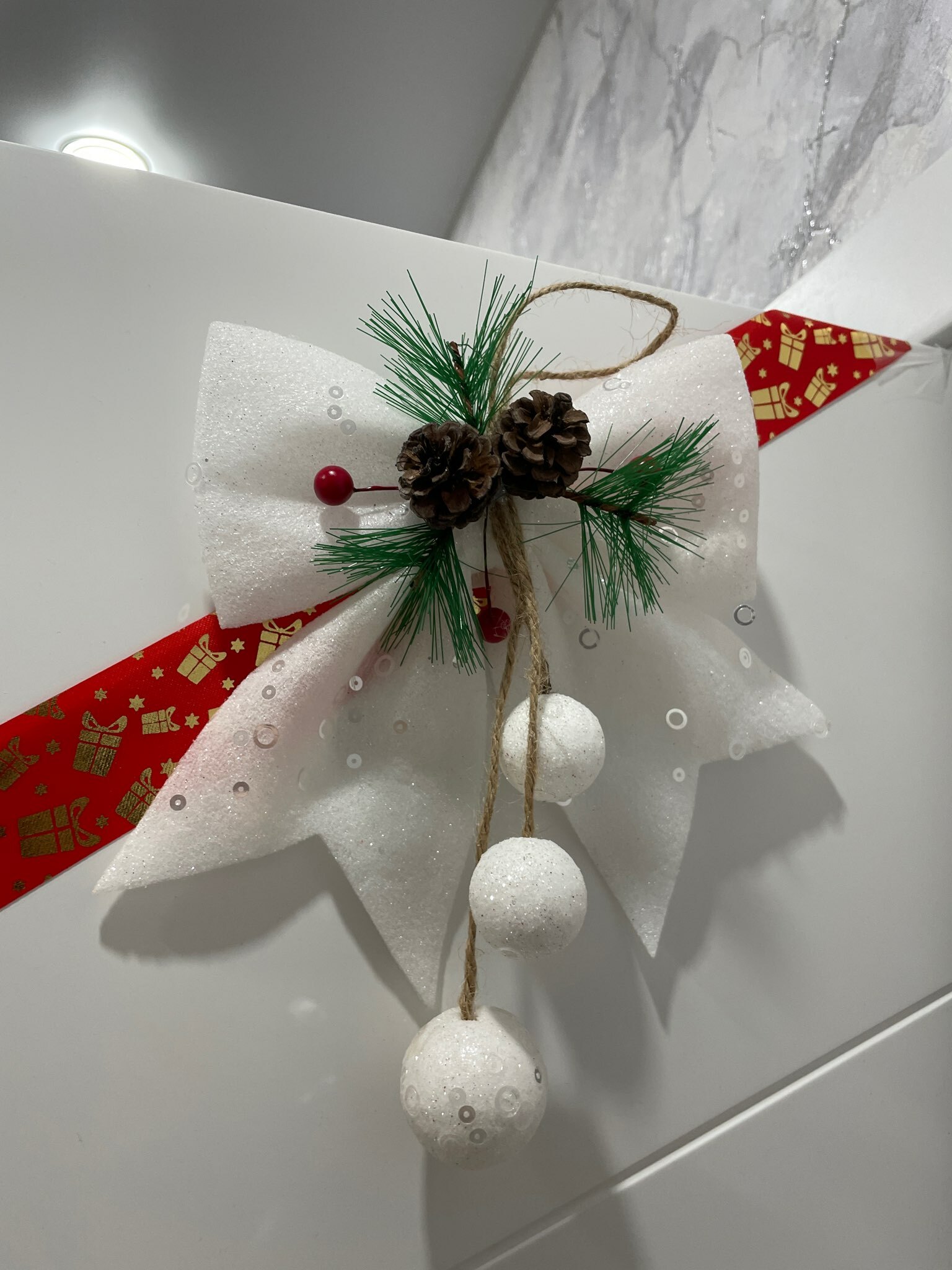 Фотография покупателя товара Украшение новогоднее "Бант с декором" 16х18,5 см, белый