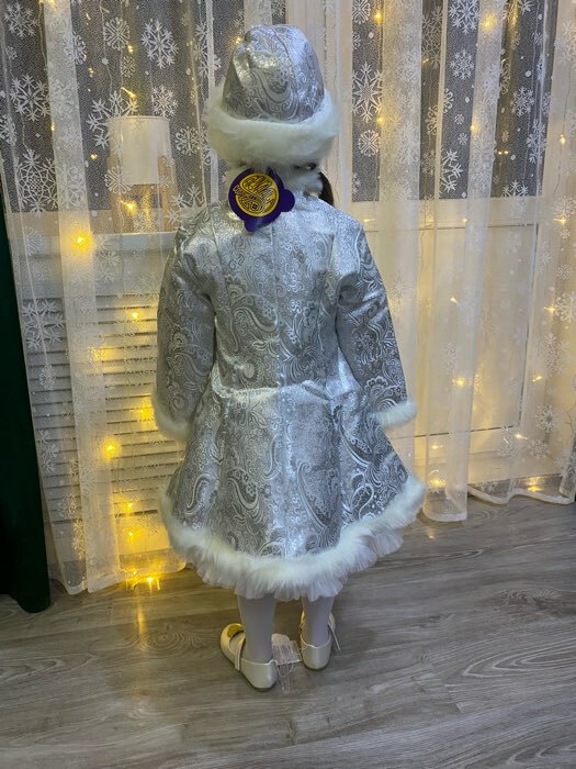 Фотография покупателя товара Детский карнавальный костюм «Снегурочка», парча белая, шуба, шапка, р. 34, рост 134 см - Фото 1