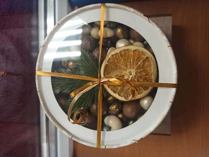 Фотография покупателя товара Коробка подарочная новогодняя с окном «С Новым годом» 18×18×6 см - Фото 1