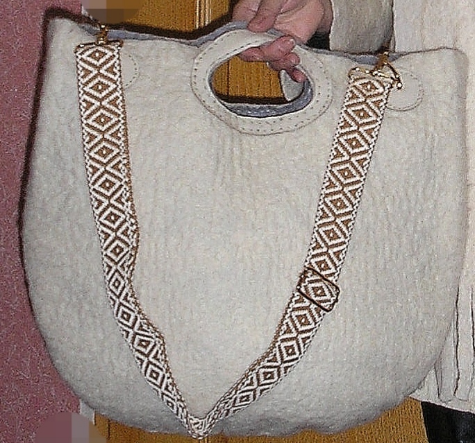 Фотография покупателя товара Ручка для сумки «Ромбы», стропа, 135 ± 3 × 3,8 см, цвет горчичный/белый