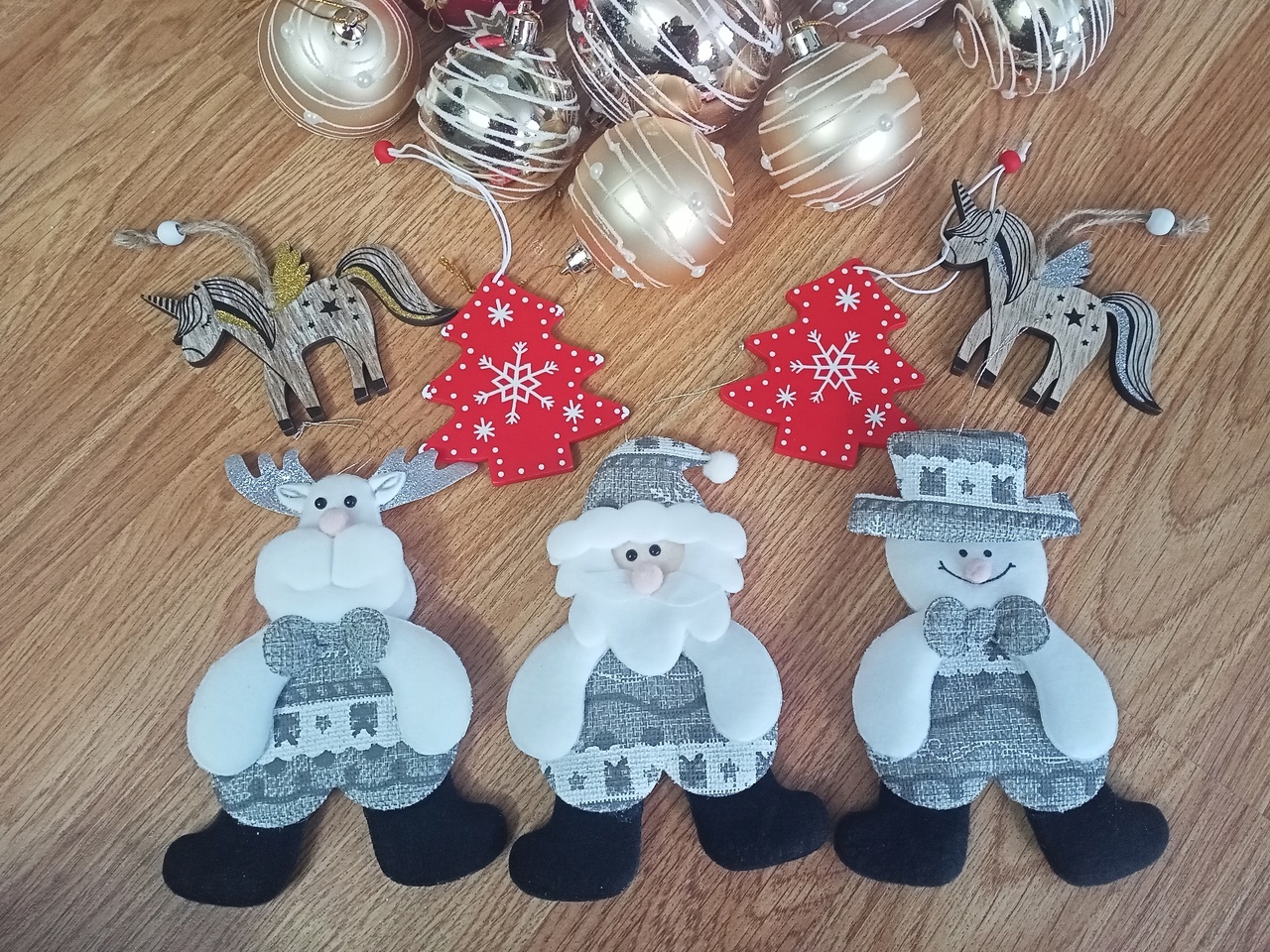 Фотография покупателя товара Подвеска мягкая на ёлку «Дед Мороз в костюмчике с орнаментом лес» 8×13 см, серая - Фото 2