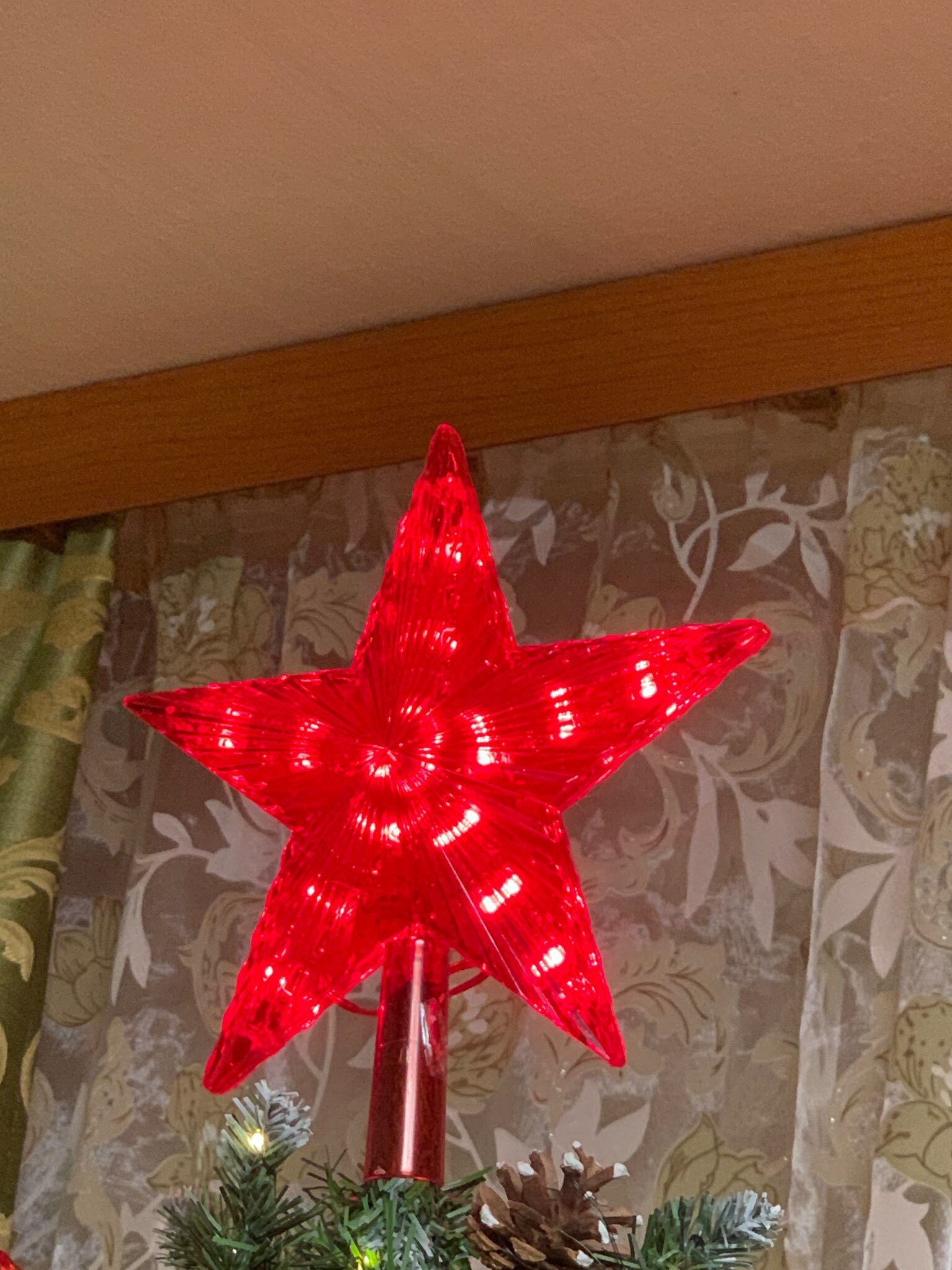 Фотография покупателя товара Светодиодная верхушка на ёлку «Звезда красная» 22 см, 30 LED, провод 2 метра, 220 В, свечение красное - Фото 8