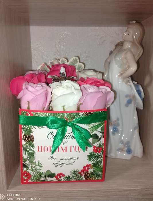 Фотография покупателя товара Коробка новогодняя для мини-букетов «С Новым годом», 12×17×10 см - Фото 23