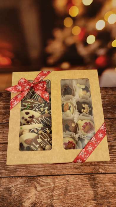 Фотография покупателя товара Коробка складная под 8 конфет + шоколад, крафт, 17,7 х 17,8 х 3,8 см - Фото 4
