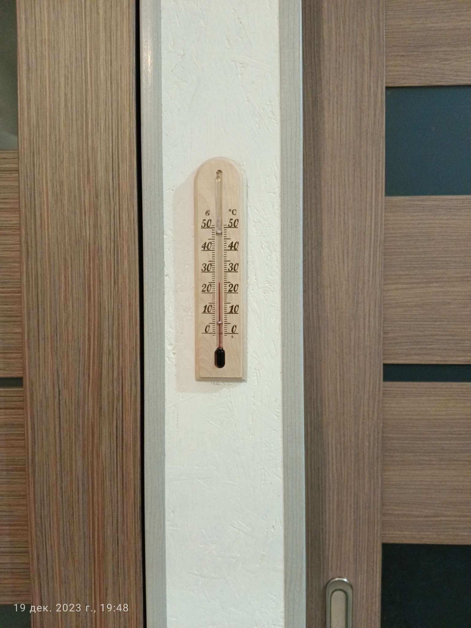 Фотография покупателя товара Термометр, градусник комнатный "Комфорт", от 0°C до +50°C, 22 х 5.1 х 1.5 см - Фото 1