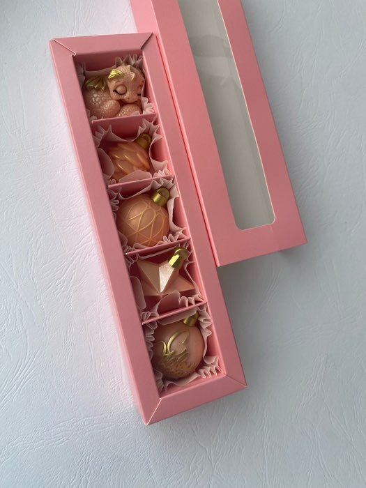 Фотография покупателя товара Коробка под 5 конфет с обечайкой, с окном, с тонкими разделителями, Розовая 20х5х3,3 см - Фото 2