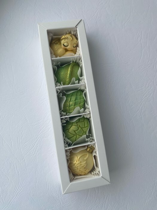 Фотография покупателя товара Коробка под 5 конфет с обечайкой, с окном, с тонкими разделителями, КРАФТ 21×5×3.3 см - Фото 4