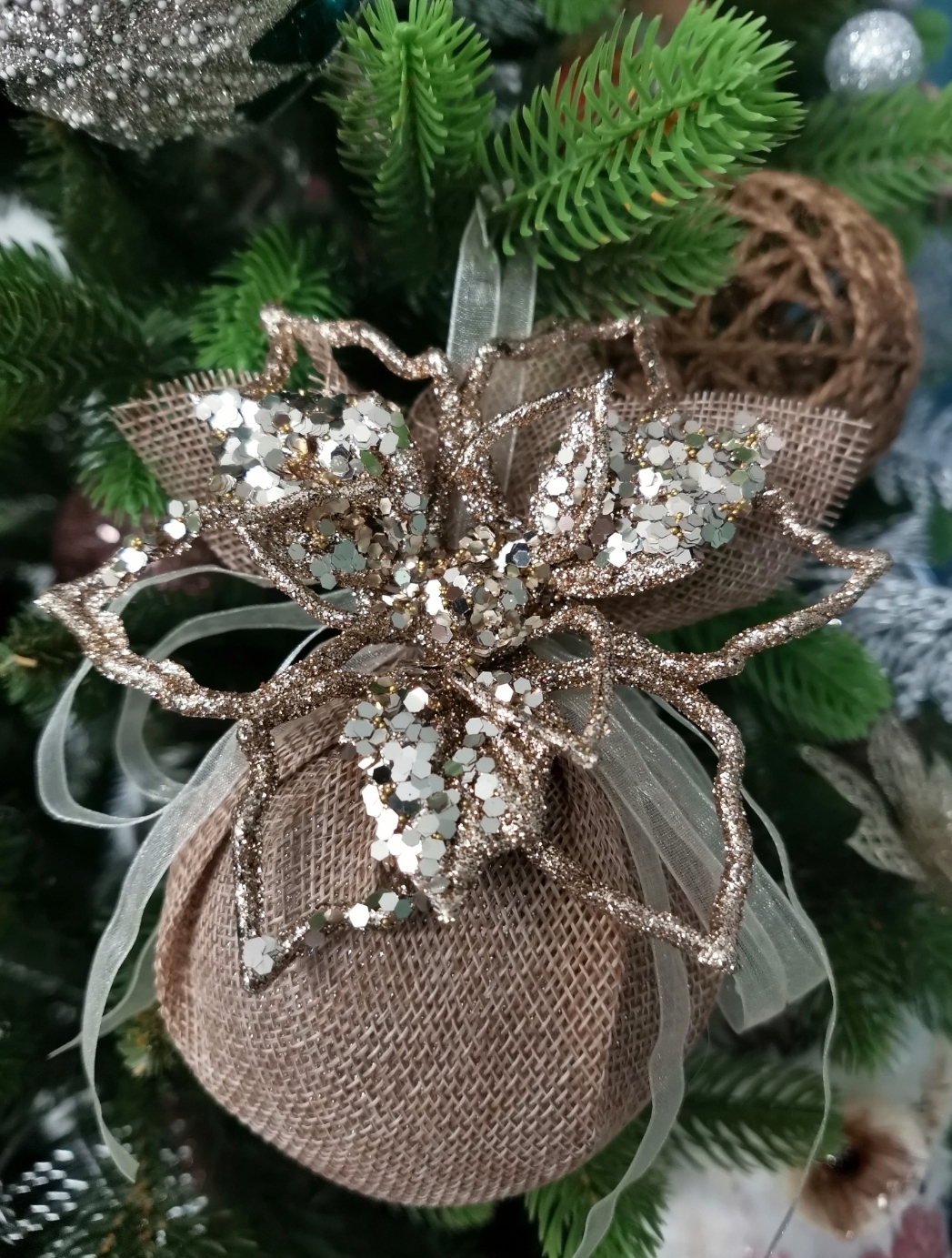 Фотография покупателя товара Ёлочная игрушка «Зимнее волшебство. Сияющая глазурь - цветок» пластик, 12.5×12.5 см, золото - Фото 3