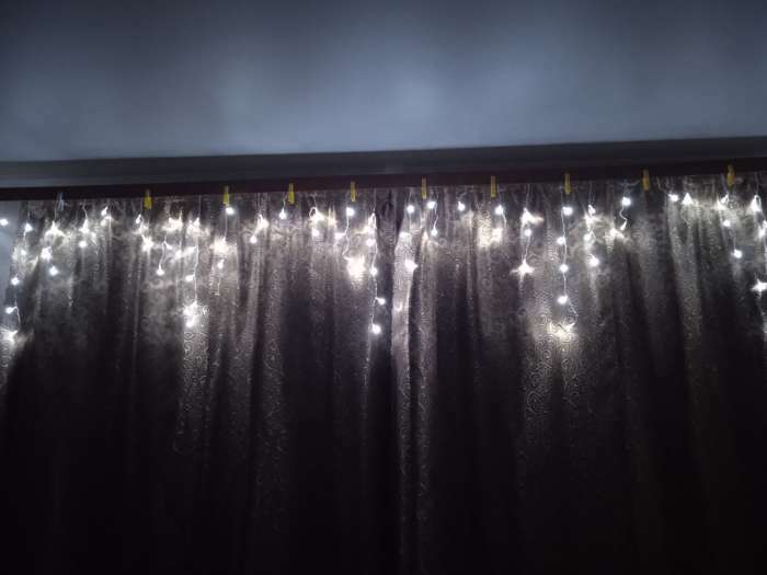 Фотография покупателя товара Гирлянда «Бахрома» 3 × 0.5 м, IP20, тёмная нить, 80 LED, свечение жёлтое, 8 режимов, 220 В - Фото 4