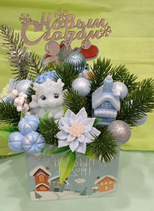 Фотография покупателя товара Коробка новогодняя для мини-букетов «С Новым годом», 12×17×10 см - Фото 19