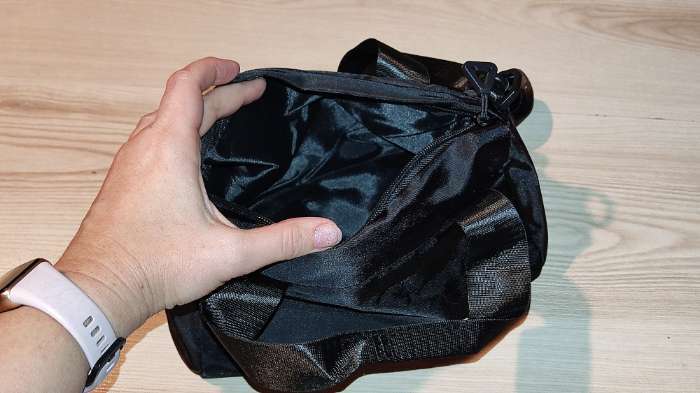 Фотография покупателя товара Сумка спортивная на молнии, наружный карман, цвет чёрный - Фото 5