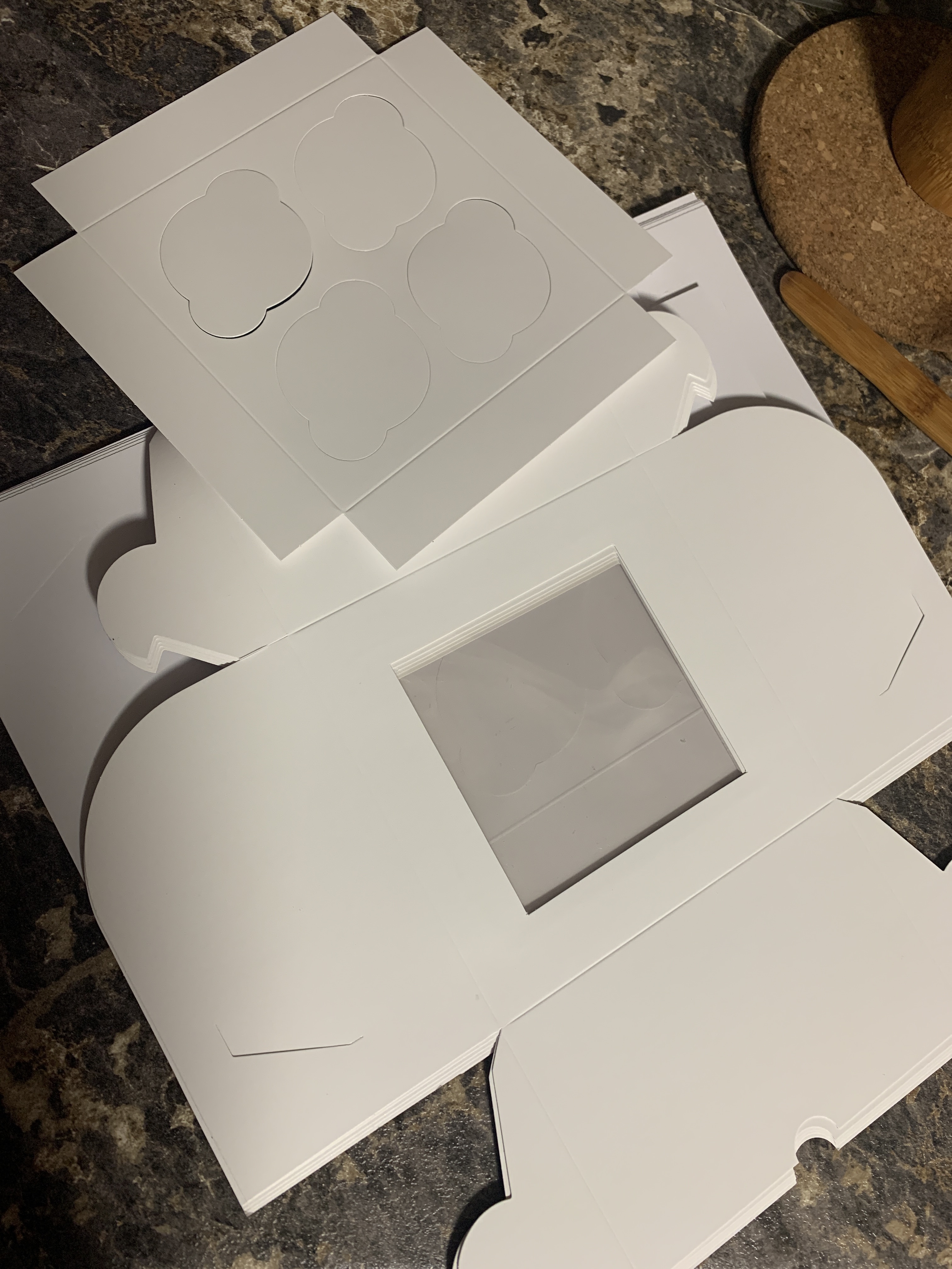 Фотография покупателя товара Кондитерская складная коробка для капкейков с окном на 4 шт, белая, 16 х 16 х 10 см - Фото 11