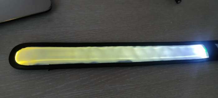 Фотография покупателя товара Светоотражающий браслет на батарейках, самофиксирующийся, 3 режима, 34,5 × 4 см, цвет жёлтый - Фото 2