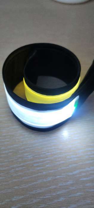 Фотография покупателя товара Светоотражающий браслет на батарейках, самофиксирующийся, 3 режима, 34,5 × 4 см, цвет жёлтый - Фото 1