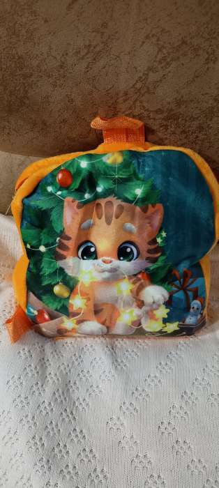 Фотография покупателя товара Новогодний плюшевый детский рюкзак«Котик у ёлки», 26×24 см, на новый год - Фото 3