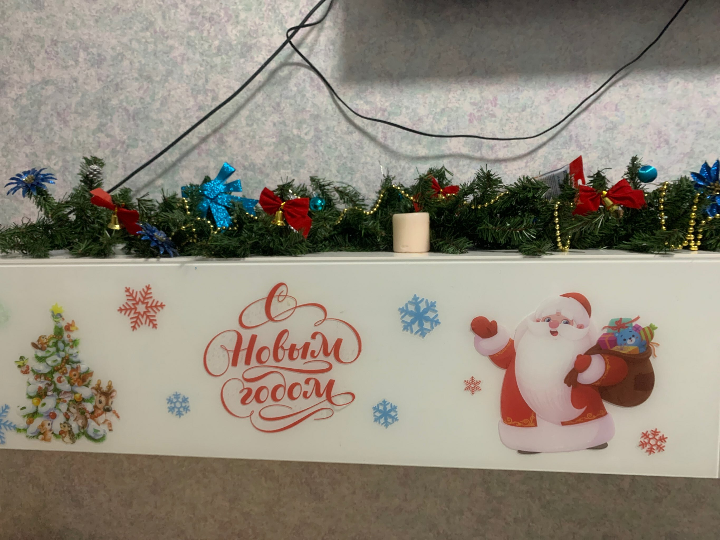 Фотография покупателя товара Виниловые наклейки на окна «Санта и снеговики», многоразовые, 70 х 25 см, Новый год - Фото 6