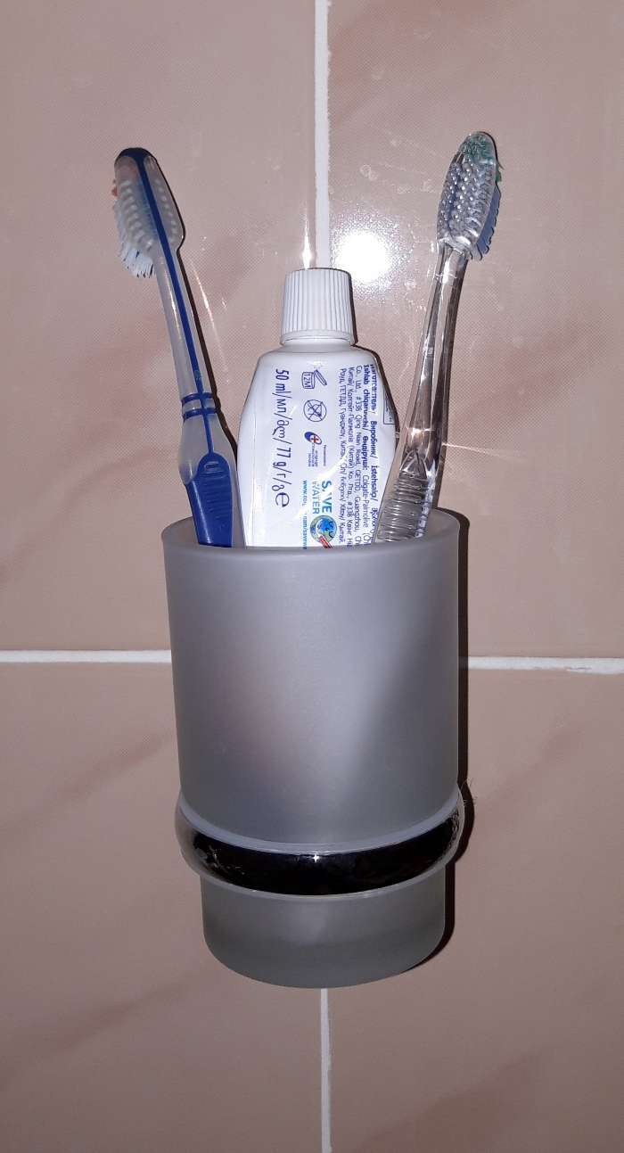 Фотография покупателя товара Держатель для зубных щёток, настенный Accoona A11803, 1 стакан, стекло, цвет хром - Фото 1