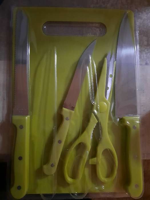 Фотография покупателя товара Набор кухонных принадлежностей, 5 предметов: ножи 12 см, 17 см, 17,5 см, доска, цвет МИКС - Фото 1