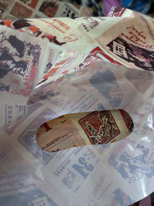 Фотография покупателя товара Пакет "Новогодняя газета", полиэтиленовый с вырубной ручкой, коричневая, 30х40 см, 50 мкм