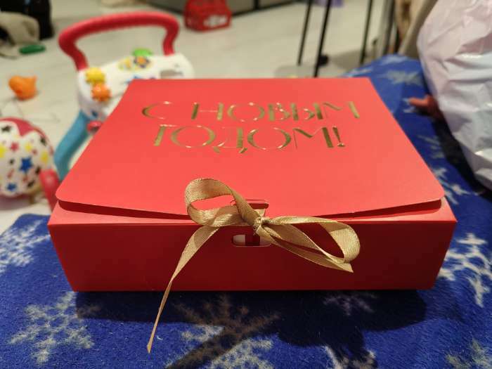 Фотография покупателя товара Складная коробка подарочная «С новым годом», тиснение, красный, 20 × 18 × 5 см - Фото 3