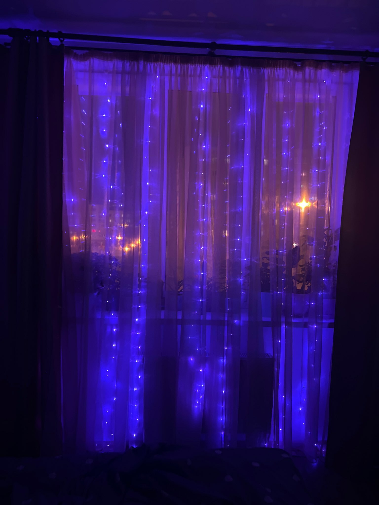 Фотография покупателя товара Гирлянда «Занавес» 2.8 × 3 м роса на крючках, с пультом, IP20, серебристая нить, 300 LED, свечение фиолетовое, 8 режимов, USB - Фото 1