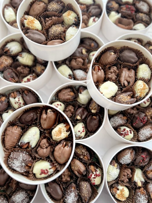 Фотография покупателя товара Коробка подарочная тубус с окном «Розовые цветы», 16×16×5 см - Фото 27