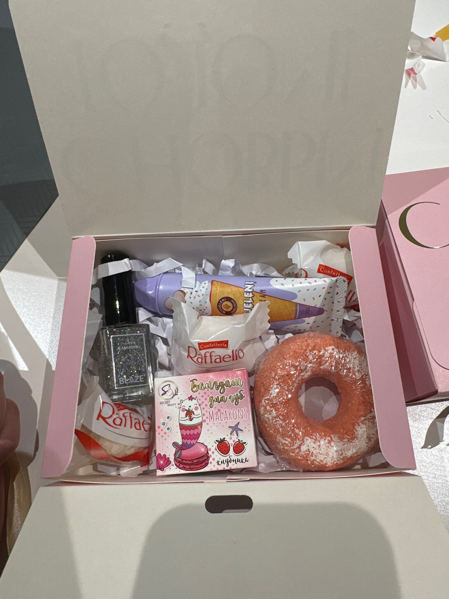 Фотография покупателя товара Складная коробка подарочная «С новым годом», тиснение, розовый, 16.5 × 12.5 × 5 см - Фото 1
