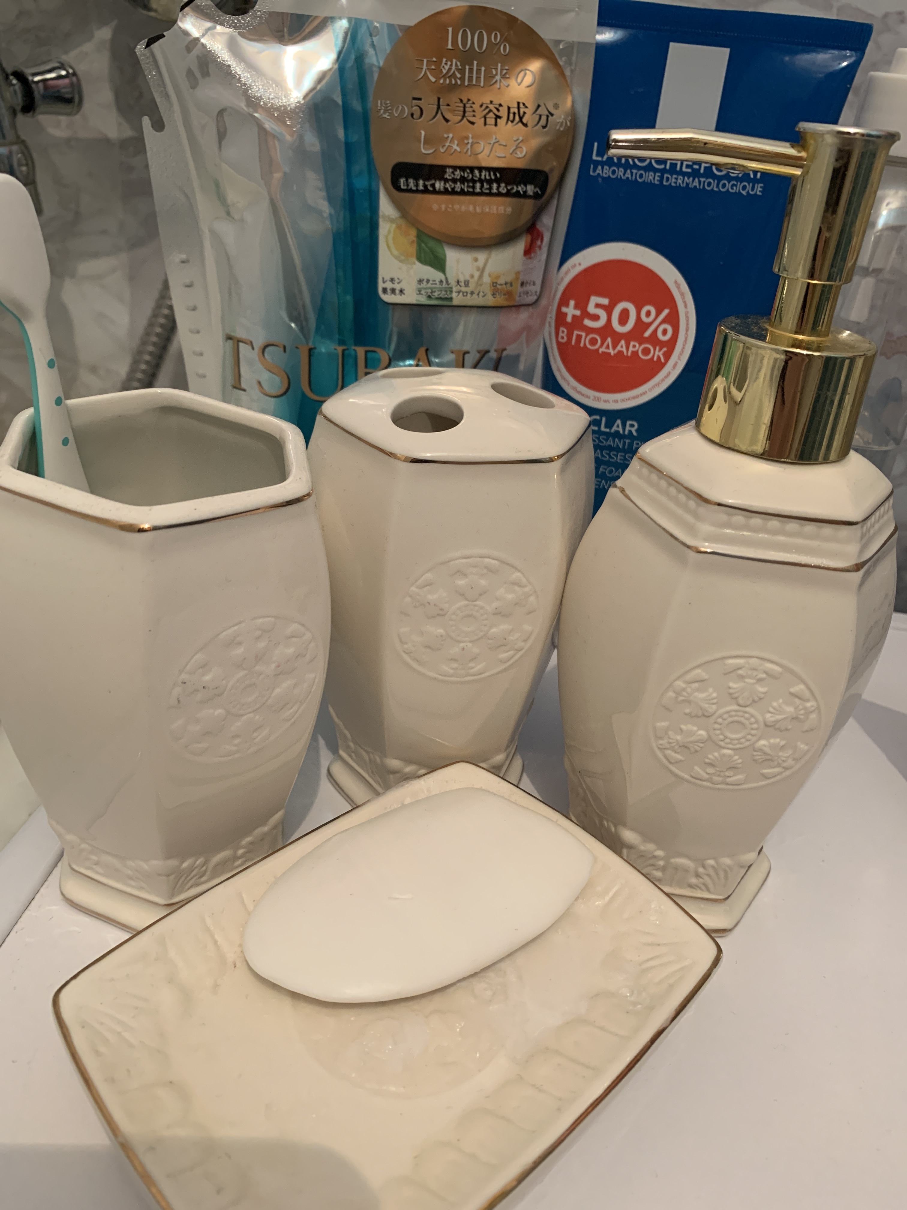 Фотография покупателя товара Набор аксессуаров для ванной комнаты Доляна «Трапеция», 4 предмета (дозатор 250 мл, мыльница, 2 стакана), цвет белый