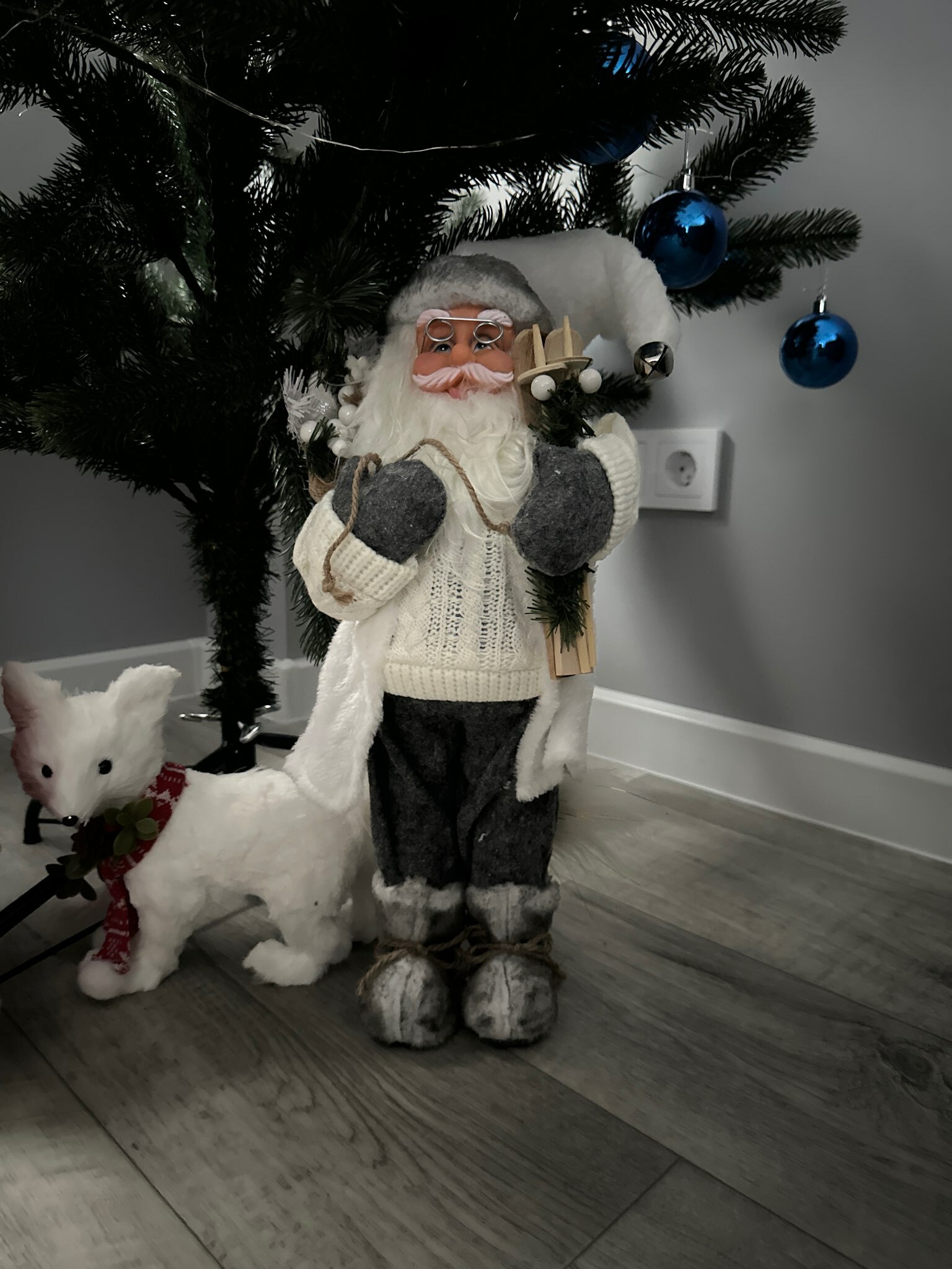 Фотография покупателя товара Дед Мороз "В белом свитере, с лыжами" 17х45 см