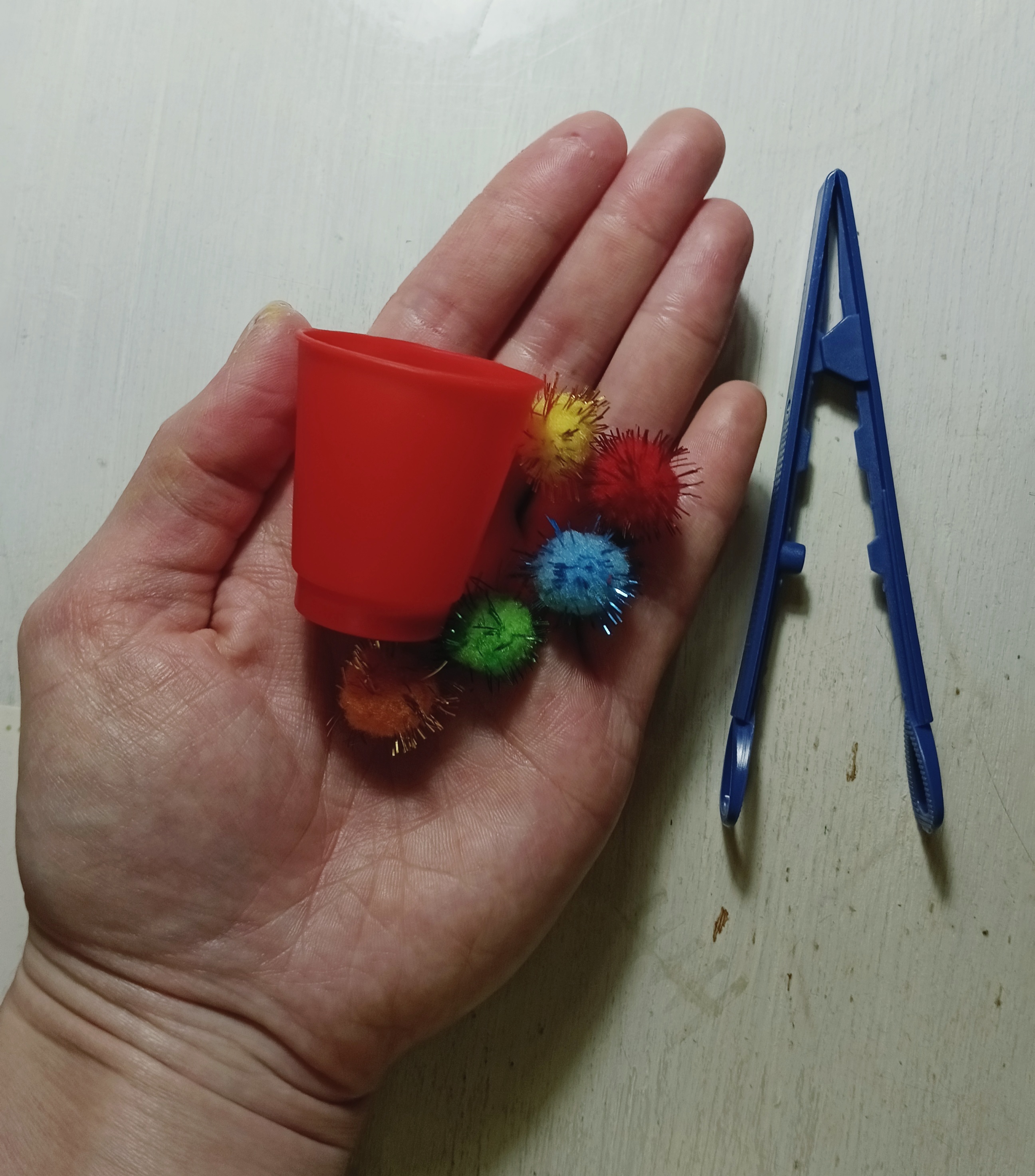 Фотография покупателя товара Набор для сортировки «Сортер-стаканчики: Цветные бомбошки» с пинцетом, по методике Монтессори - Фото 5