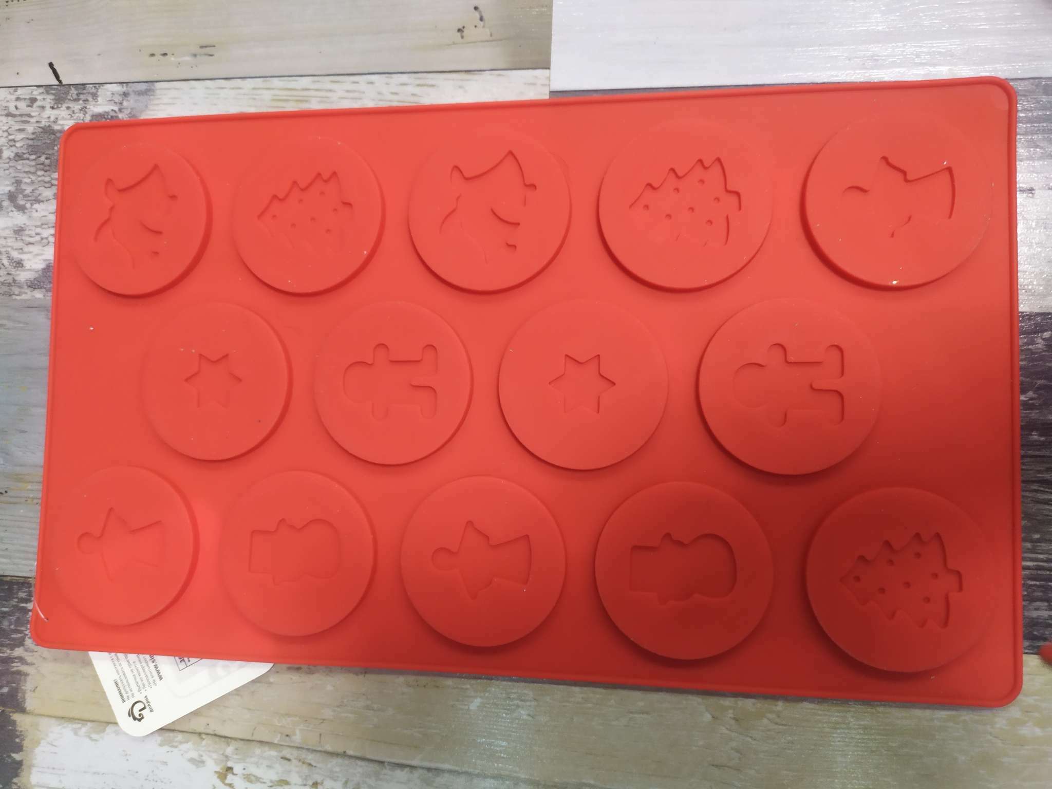 Фотография покупателя товара Форма для конфет и шоколада новогодняя Доляна «Новогодние кружочки», силикон, 29.8×17.5 см, 14 ячеек (d=5 см), красная - Фото 7