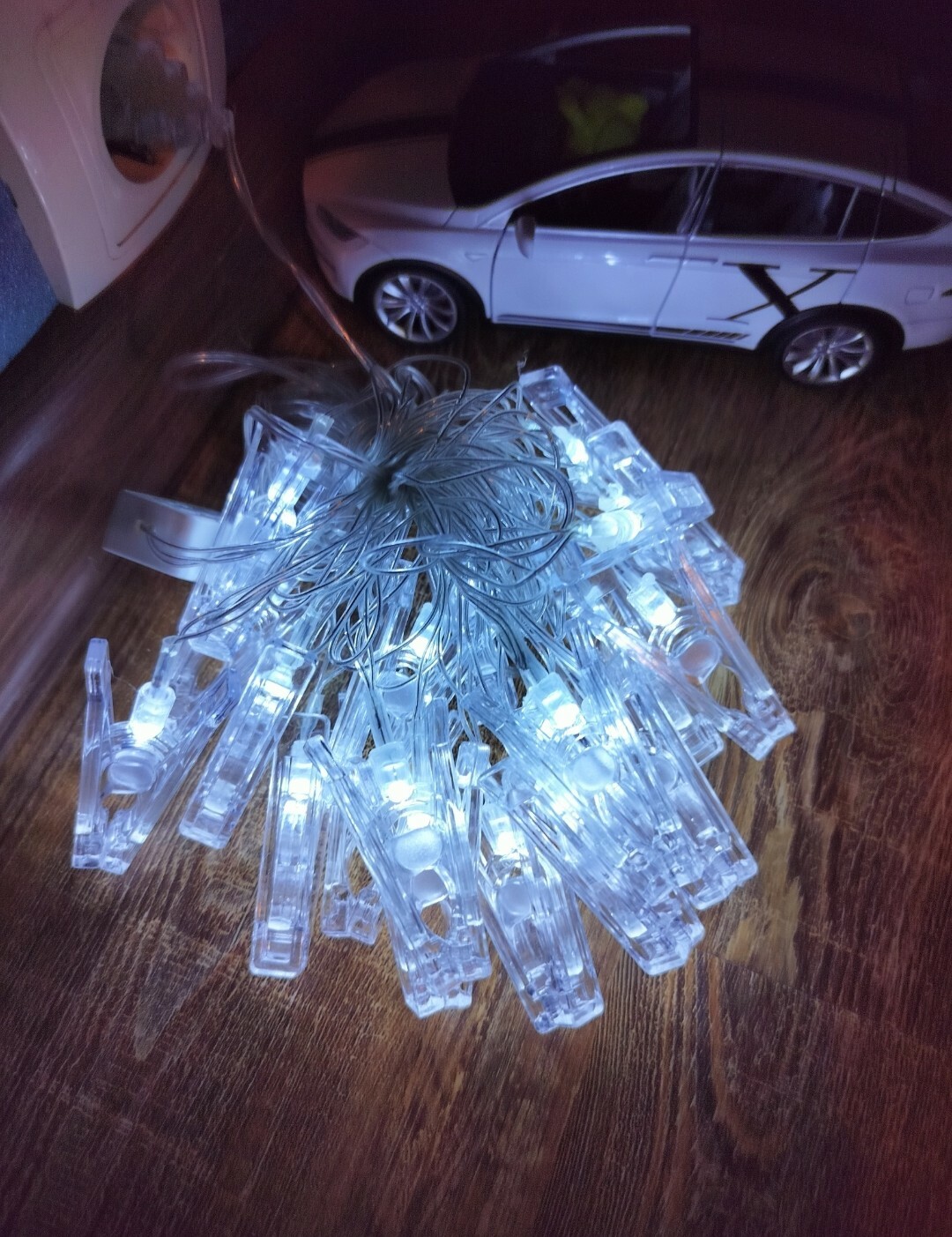 Фотография покупателя товара Гирлянда «Нить» 4.5 м с насадками «Прищепки», IP20, прозрачная нить, 20 LED, свечение белое 220 В - Фото 3