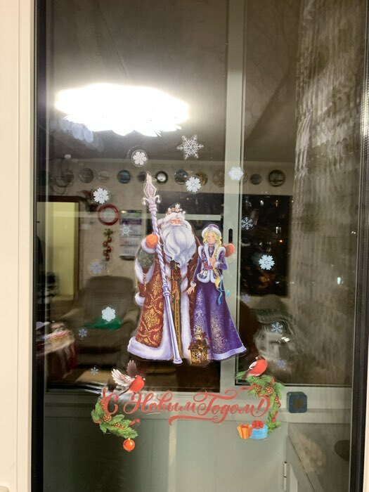 Фотография покупателя товара Виниловые наклейки на окна «Дед Мороз и Снегурочка», многоразовые, 20 × 34 см - Фото 1