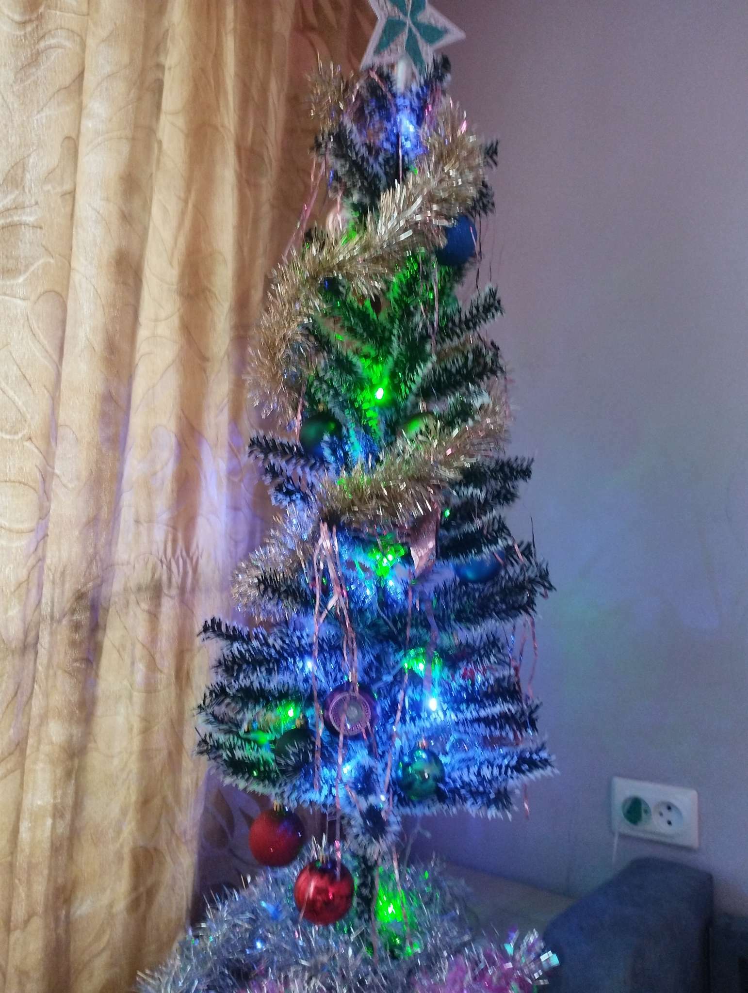 Фотография покупателя товара Искусственная ёлка с инеем «Зимнее волшебство. Радуга», 60 см, 60 ПВХ веток отгибаются - Фото 52