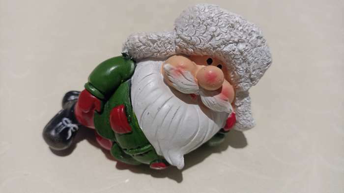 Фотография покупателя товара Сувенир полистоун "Дед Мороз в зелёном кафтане в колпаке, баловник" МИКС 9х5х7,5 см - Фото 2