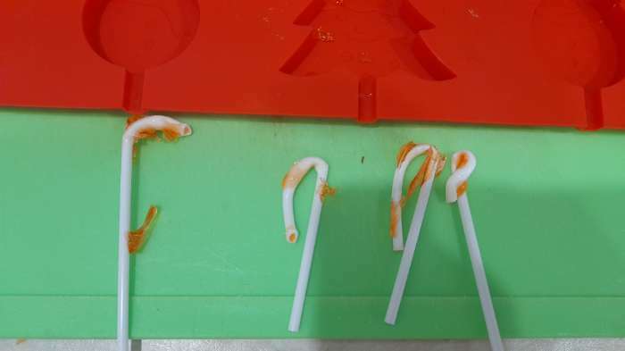 Фотография покупателя товара Форма для украшений Доляна «Новый год», силикон, 31×9 см, 4 ячейки, с палочками, цвет красный - Фото 6