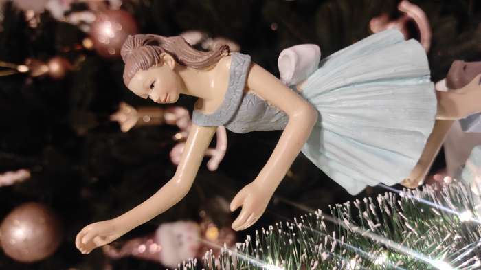 Фотография покупателя товара Сувенир полистоун световой "Девушка украшает ёлочку" 24,5х11х15 см - Фото 4