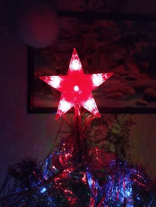 Фотография покупателя товара Светодиодная верхушка на ёлку «Звезда красная» 22 см, 30 LED, провод 2 метра, 220 В, свечение красное - Фото 2
