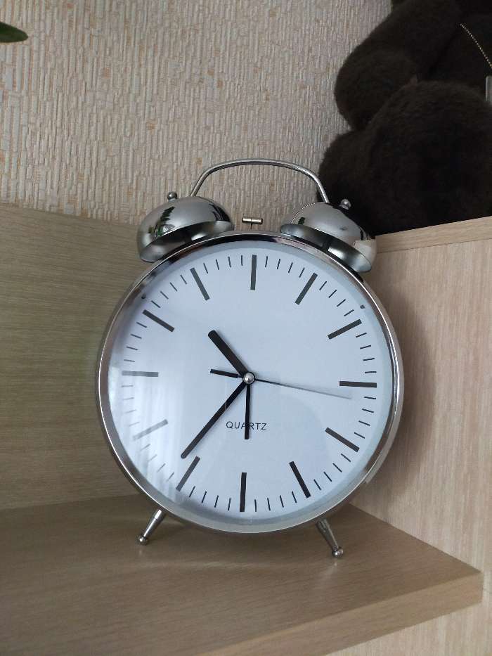 Фотография покупателя товара Часы - будильник настольные "Классика", с подвесом, дискретный ход, d-20 см, 32 х 23 см, 2АА - Фото 1